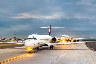 Muž odešel z letadla nouzovým východem po křídle - Novinky